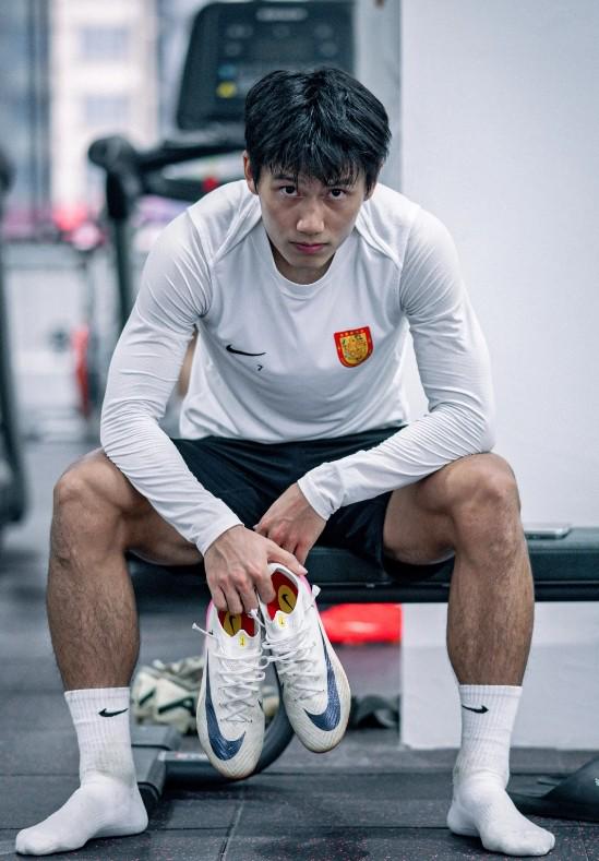 悟空体育向余望晒照：做自己的天做自己的地，积极向上无所畏惧